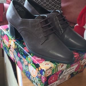 Mootsies Tootsies Brown heeled loafer 10M NWT